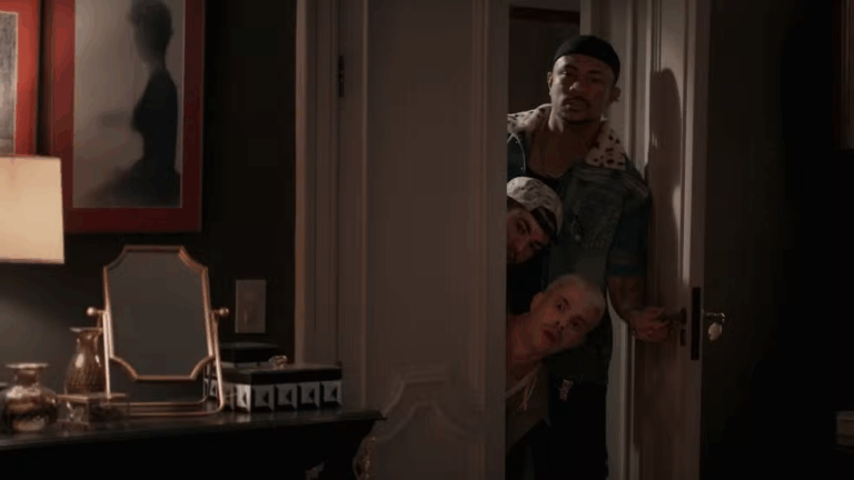 Para assustar Raul, Bagdá e seu bando invadem a casa de Arminda em Três Graças