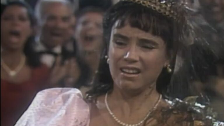 Maria do Carmo é atingida por lixo durante baile em cena de Rainha da Sucata após ser humilhada pelos colegas