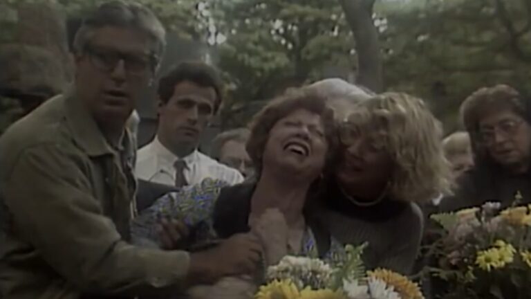 Mulher é amparada por familiares e amigos durante velório em cena emocionante da novela Rainha da Sucata