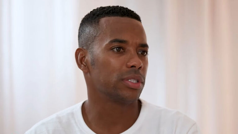 Ex-jogador de futebol Robinho com camiseta branca em plano fechado com expressão séria em entrevista