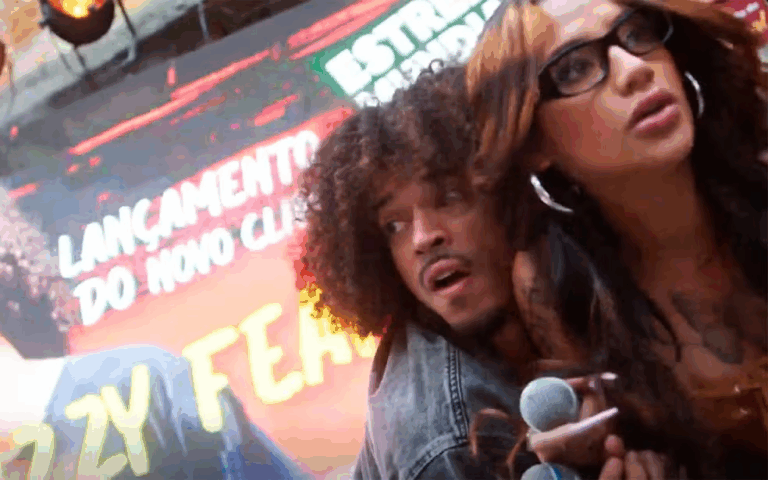 Ryan e Azzy se veem no meio de um tiroteio na apresentação de seu show em Dona de Mim