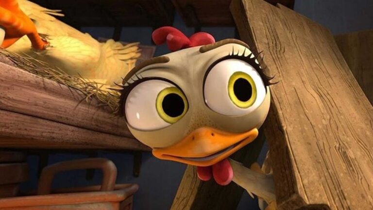 Galinha animada de olhos grandes e cílios longos espreita curiosa por trás de uma tábua de madeira em um galinheiro com palha e outra galinha ao fundo