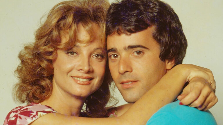 Glória Menezes como Ana Preta abraça Tony Ramos como André Cajarana com rostos colados em foto promocional da novela Pai Herói na Globo