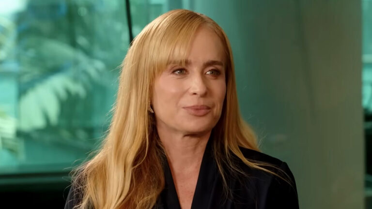 A apresentadora Angélica com cabelo loiro solto e franja durante a gravação de uma entrevista