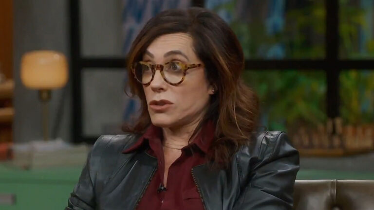 Christiane Torloni de óculos e jaqueta de couro fala com expressão séria durante entrevista no Conversa com Bial da Globo