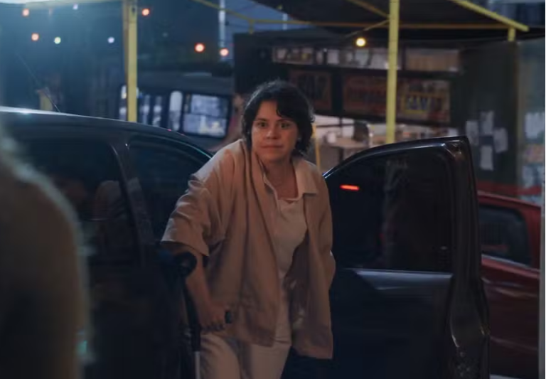 Cláudia aborda Gerluce para falar sobre a estátua em Três Graças