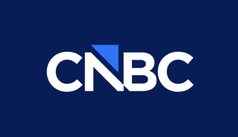 Logotipo da CNBC em fundo azul-marinho, com as letras “CNBC” em branco e um triângulo azul-claro formando parte da letra “N”, compondo uma identidade visual moderna e minimalista.