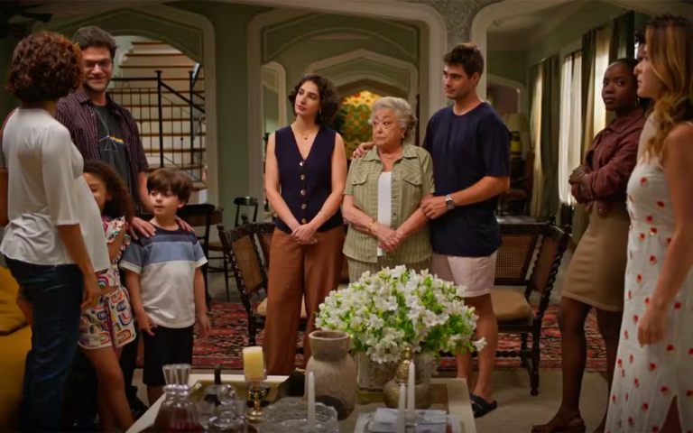 Elen leva a família até a mansão dos Boaz para contar a sua história em Dona de Mim