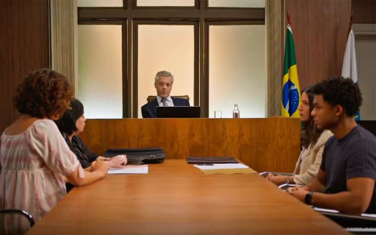 Ellen consegue uma audiência para ser ouvida por um juiz em Dona de Mim