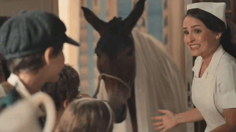 Estela consegue colocar as crianças e Policarpo no quarto de Candinho em Êta Mundo Melhor!