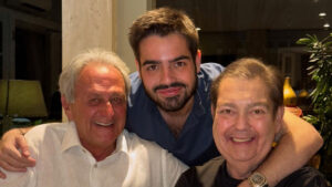 João Silva abraçado ao pai Faustão e ao tio em registro familiar com todos sorridentes durante comemoração em ambiente interno