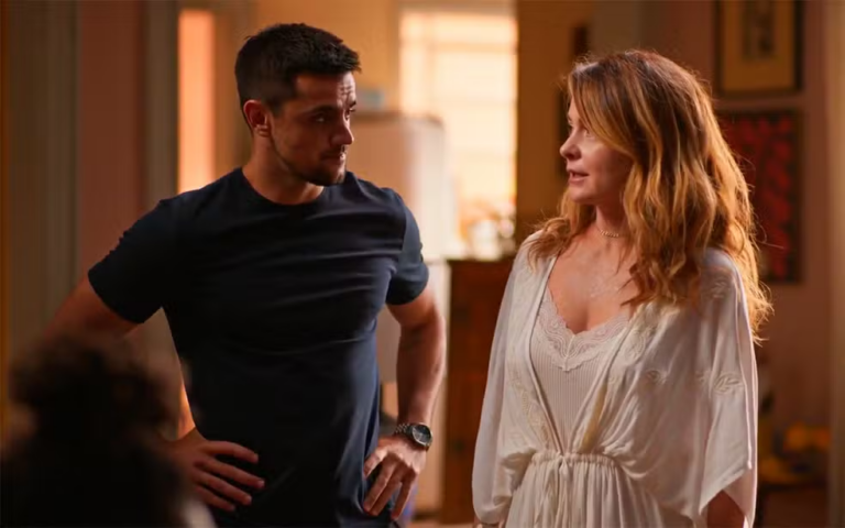 Filipa pára de resistir a Danilo e se entrega a paixão em Dona de Mim