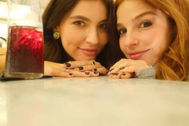 Lorena e Juquinha se encontram para trocar informações sobre o roubo da estátua em Três Graças