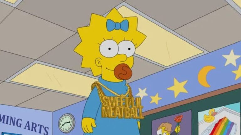 Personagem animada Maggie Simpson, bebê da série Os Simpsons, aparece em pé usando vestido azul, laço no cabelo e chupeta na boca, com um colar dourado grande escrito “Sweet N’ Meatball”, em um ambiente interno que parece uma sala de aula infantil, decorada com estrelas, lua e desenhos nas paredes.