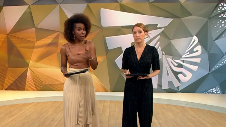 Maju Coutinho e Poliana Abritta seguram tablets no cenário do Fantástico com a logo do programa da Globo ao fundo da cena