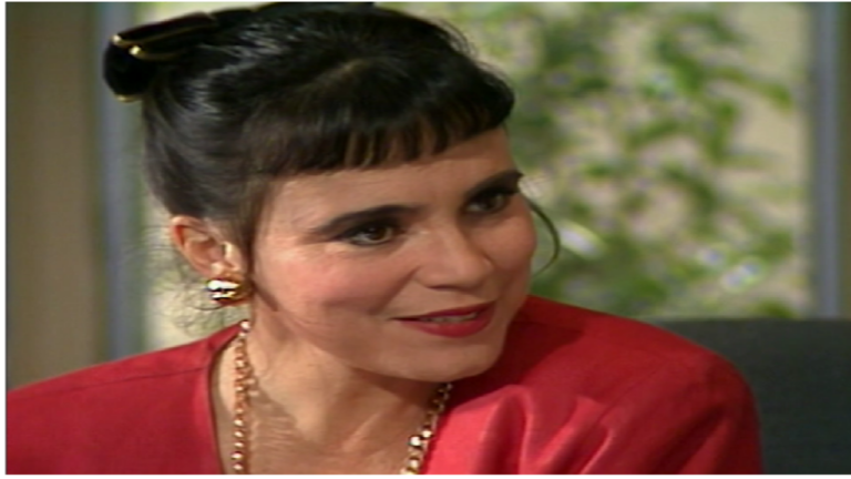 Maria do Carmo descobre que Mariana ficou noiva de Renato em Rainha da Sucata