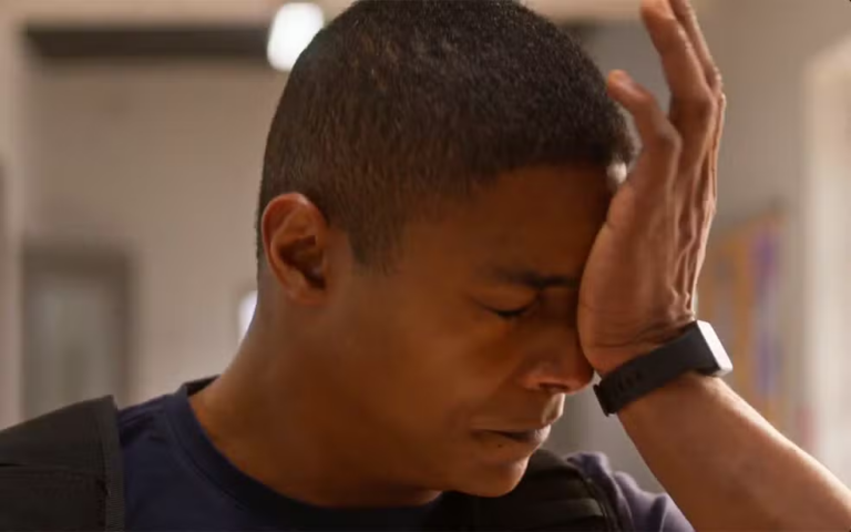 Marlon fica desesperado ao saber sobre a doença da mãe em Dona de Mim