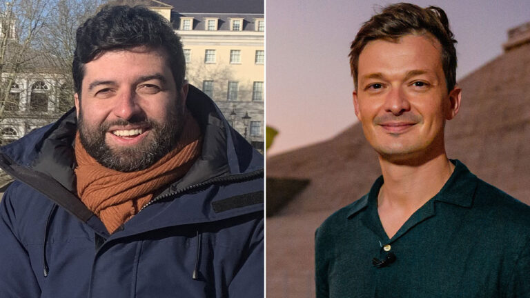 Rodrigo Carvalho com barba e cachecol laranja e Felipe Santana sorrindo com camisa verde escura