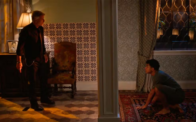 Samuel e Jaques brigam pelo celular de Ricardo em Dona de Mim