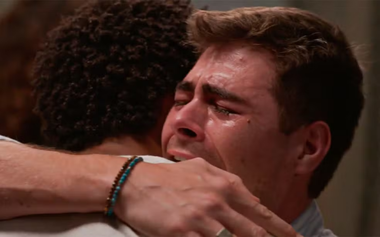 Samuel tenta consolar Davi sobre Jaques em Dona de Mim