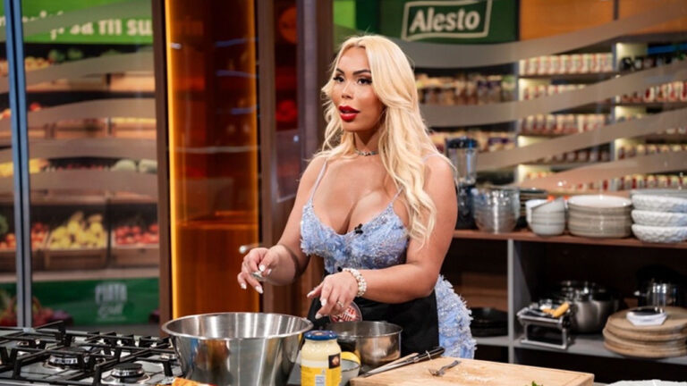 Suellen Carey prepara receita em bancada de cozinha durante gravação de programa culinário em estúdio de TV