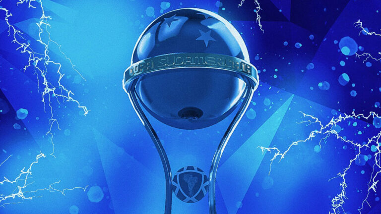 Taça da Copa Sul-Americana prateada em destaque no fundo azul com raios brancos ilustrando o torneio de futebol na TNT Sports