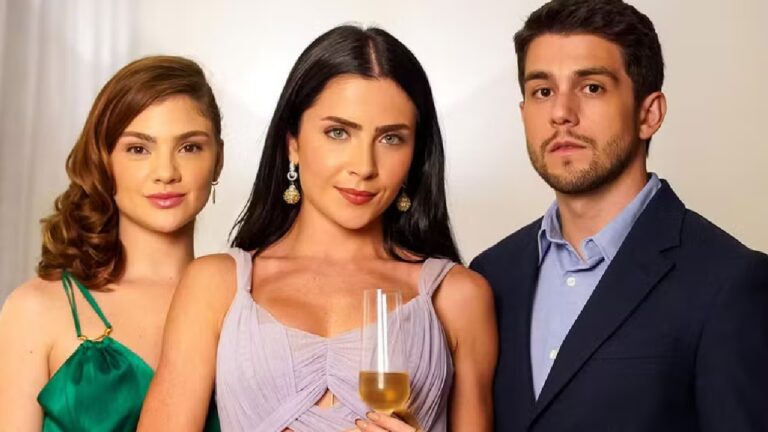 Três personagens lado a lado em foto promocional com a mulher ao centro segurando taça de champanhe e casal elegante ao seu lado em fundo claro