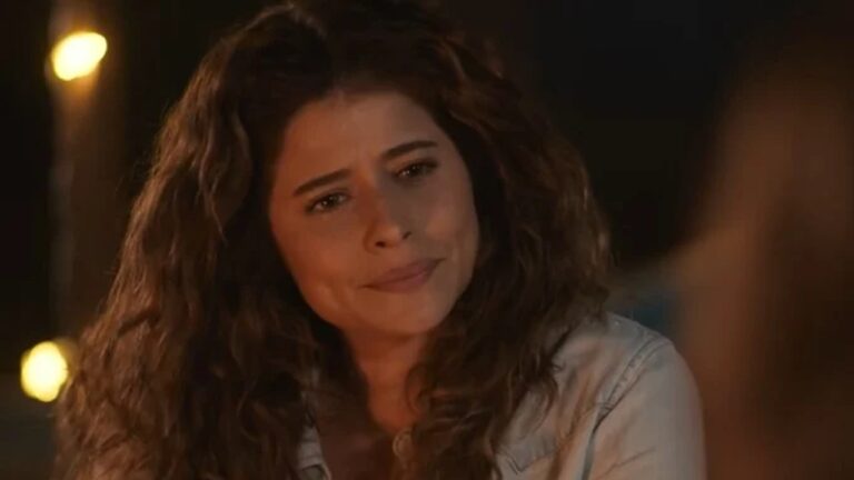 Isadora Cruz emociona em cena noturna da novela Coração Acelerado com expressão sensível iluminada por luzes ao fundo