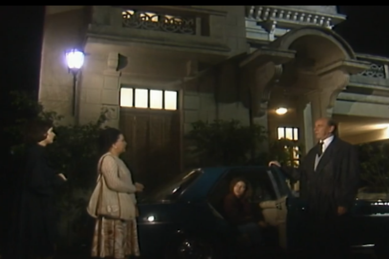 Alaíde e Lena vão embora da casa de Laurinha em Rainha da Sucata