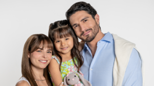 Alejandra Robles Gil, Almudena Lopez e Chris Pazcal sorridentes em foto promocional da novela mexicana Presente de Amor do SBT