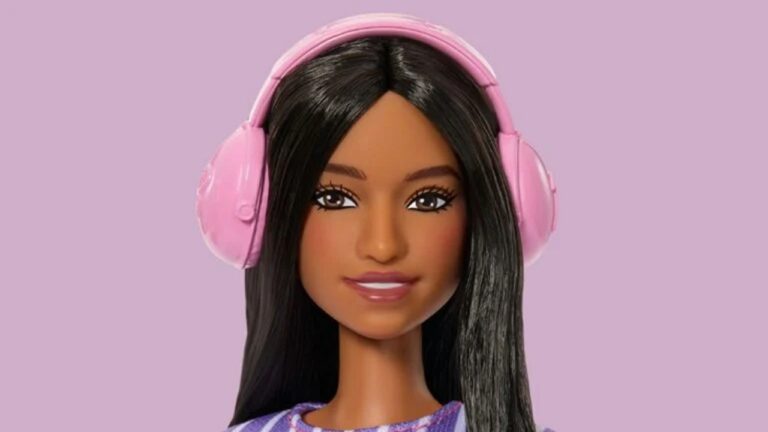 A imagem mostra uma boneca com cabelo liso e comprido, vestindo fones de ouvido cor-de-rosa. Ela está sorrindo levemente e tem olhos bem definidos com cílios longos. O fundo é roxo claro, destacando o visual moderno e estilizado da boneca.