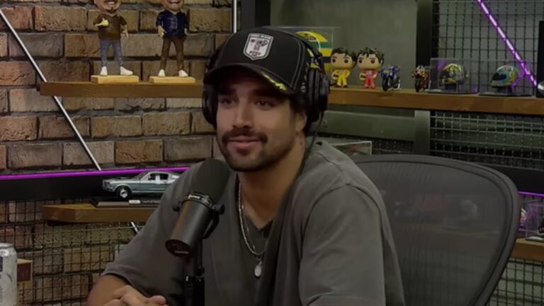 Homem de boné e fones de ouvido fala ao microfone durante gravação de podcast em estúdio decorado