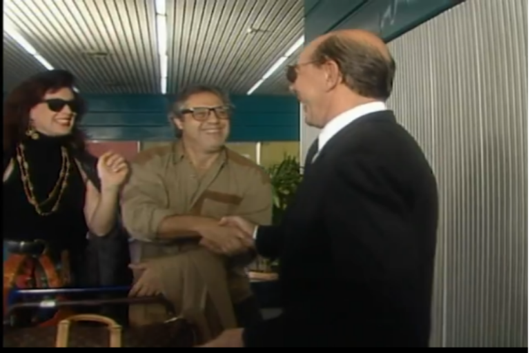 Caio e Adriana viajam até a Suíça para pegarem o dinheiro de Onofre em Rainha da Sucata