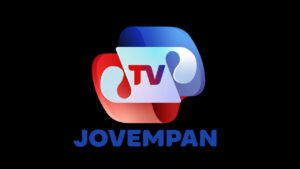 Logotipo da TV Jovem Pan com símbolo estilizado em degradê azul e vermelho com a palavra TV ao centro sobre um fundo preto sólido