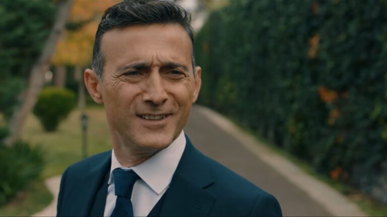 SEXTA: Chamas do Destino completa três semanas na Record e conquista novo recorde de audiência SÁBADO: SBT enfrenta estado de calamidade e só emplaca 2 programas em segundo lugar DOMINGO: XSports emplaca ibope histórico e supera a Band durante mais de 12 horas Çelebi, de terno azul-escuro e gravata aparece ao ar livre, em uma alameda arborizada. Ele está sorrindo levemente e olhando para o lado, com expressão confiante. A cena de Chamas do Destino tem iluminação natural e fundo com vegetação e árvores