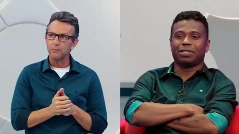 Dois homens em tela dividida participam de programa de TV em estúdio claro enquanto conversam sentados em cadeiras diferentes