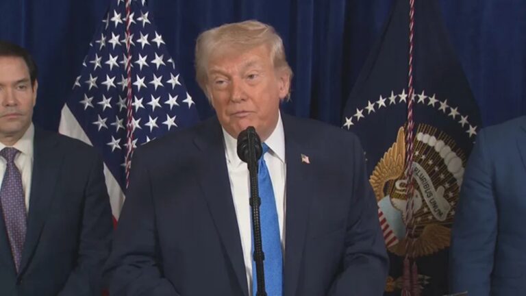 A imagem mostra Donald Trump, presidente dos Estados Unidos, na coletiva sobre a prisão de Nicolás Maduro, exibida pela CNN Brasil