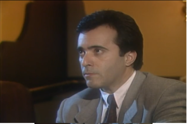 Edu maltrata Maria do Carmo na frente de Paula em Rainha da Sucata