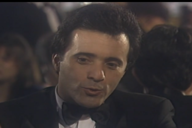 Edu tenta vender o seu carro para novos investidores em Rainha da Sucata