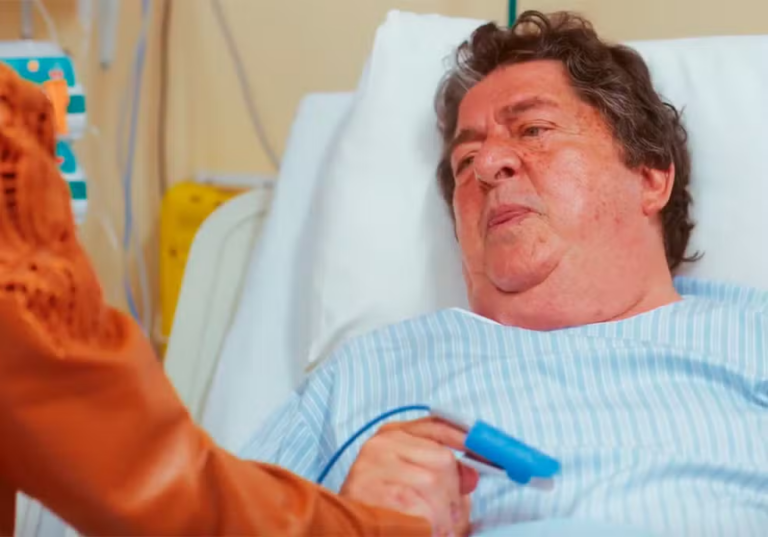 Eliomar em coma, recebe visita de Janete e Agrado em Coração Acelerado