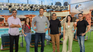 Rodrigo Dourado, Angélica Campos, Tadeu Schmidt, Rodrigo Tapias e Mariana Mónaco posam no jardim da casa do BBB 26