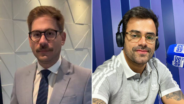 Erick Rianelli de terno cinza e gravata azul ao lado de Túlio Amâncio com fone de ouvido nos estúdios da rádio BandNews FM em São Paulo