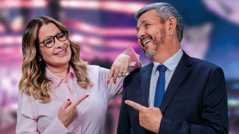 Fernanda Arcanjo e Carlos Magno sorriem e apontam um para o outro em foto de divulgação da estreia da rádio Jovem Pan News em Goiás