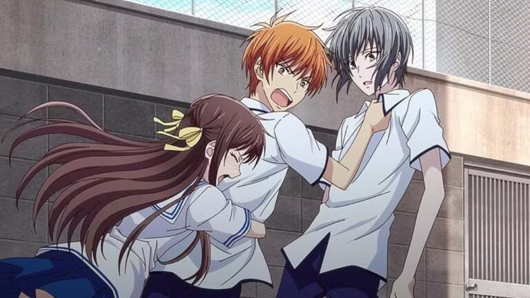 Cena de anime mostra três jovens em uniforme escolar em um momento de tensão em um pátio cercado por muro e grade metálica. Um garoto de cabelos alaranjados segura outro de cabelos grisalhos pela gola da camisa, aparentando estar gritando, enquanto uma garota de cabelos longos e laço amarelo tenta separá-los, abraçando o garoto ruivo pela cintura com expressão aflita.