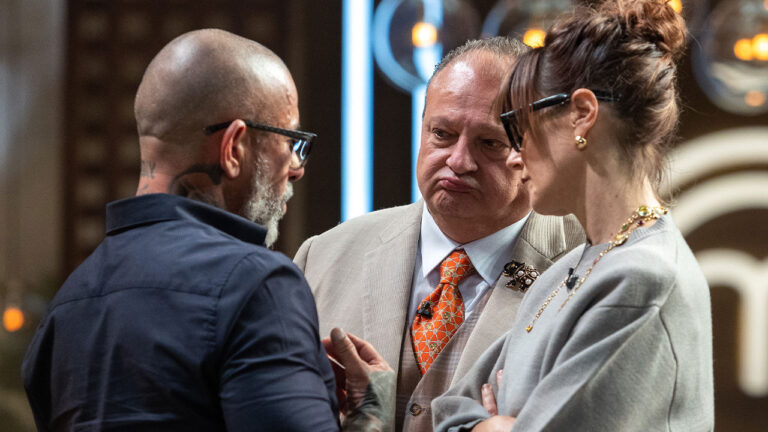 Henrique Fogaça, Erick Jacquin e Helena Rizzo conversam seriamente nos bastidores do MasterChef Brasil em estúdio da Band