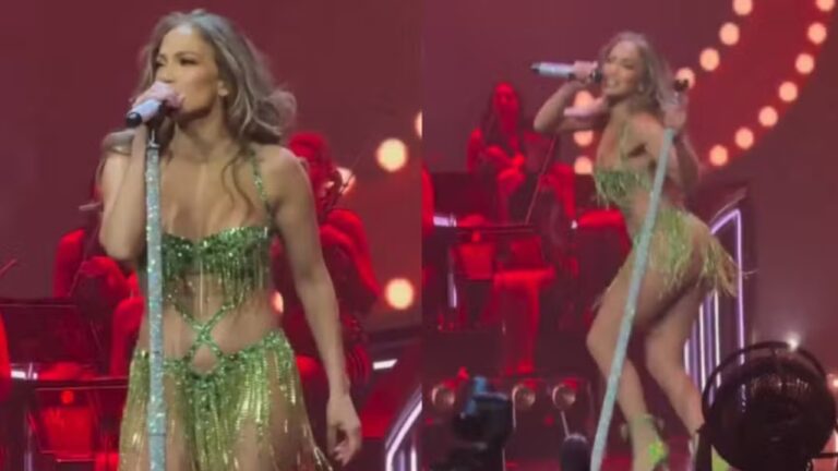 Montagem com duas imagens de uma cantora se apresentando no palco, usando um figurino verde brilhante com franjas e salto alto combinando. Na primeira imagem, ela canta ao microfone prateado, e na segunda aparece dançando com expressão animada. O fundo do palco tem iluminação vermelha e músicos tocando instrumentos de corda.