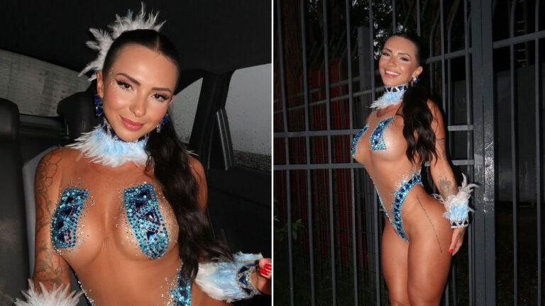Karol Rosalin aparece em duas fotos usando fantasia azul com pedrarias e penas antes do desfile de carnaval em ambiente interno e externo