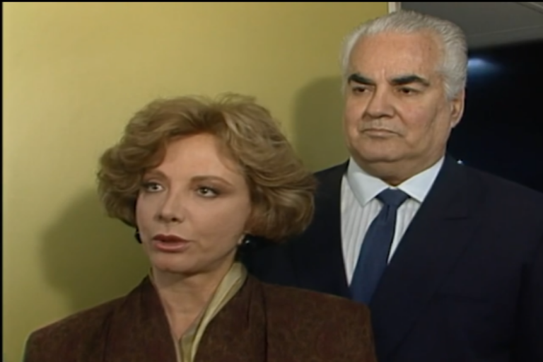 Laurinha leva o advogado na sede do jornal para ameaçar processá-los se eles não desmentirem a matéria de Maria do Carmo em Rainha da Sucata