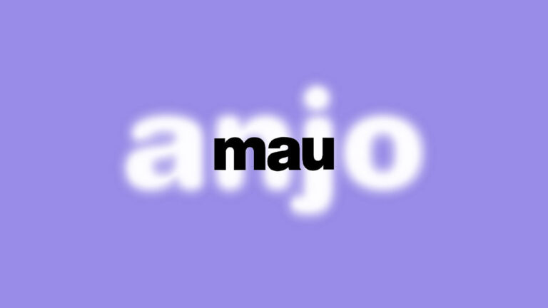 Logo da novela Anjo Mau, com a palavra Mau em preto centralizada sobre fundo lilás com letras brancas desfocadas formando Anjo ao fundo