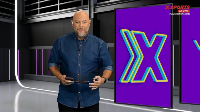 Marcelo do Ó apresenta a Central da Copinha em um estúdio moderno, com tela roxa exibindo o logotipo X em destaque. Ele veste camisa jeans escura, segura um tablet e um celular, e usa microfone de lapela. No canto superior direito da imagem, há o logotipo XSports Ao Vivo e uma hashtag relacionada à transmissão